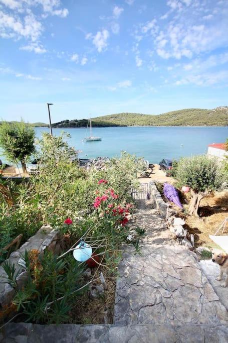Small House At Seafront Tisno Exterior foto